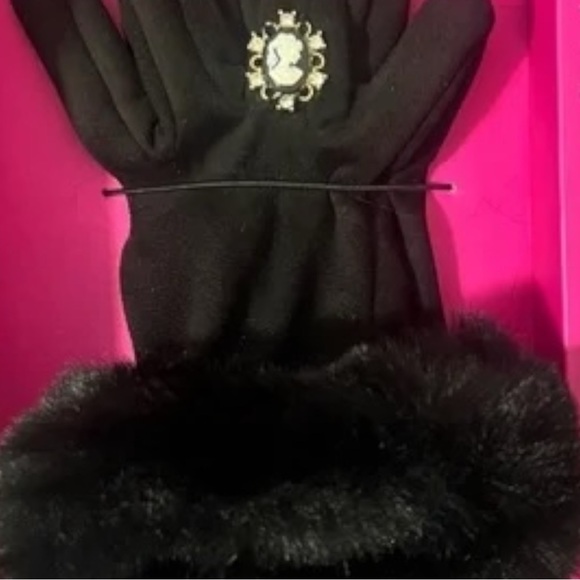 🪷 NIB Betsey Johnson Cameo Gloves & Wristlet Gift Set - Picture 8 of 15